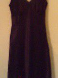 Tenue de soirée 1 : robe noire avec rose brodée et hauts talons
